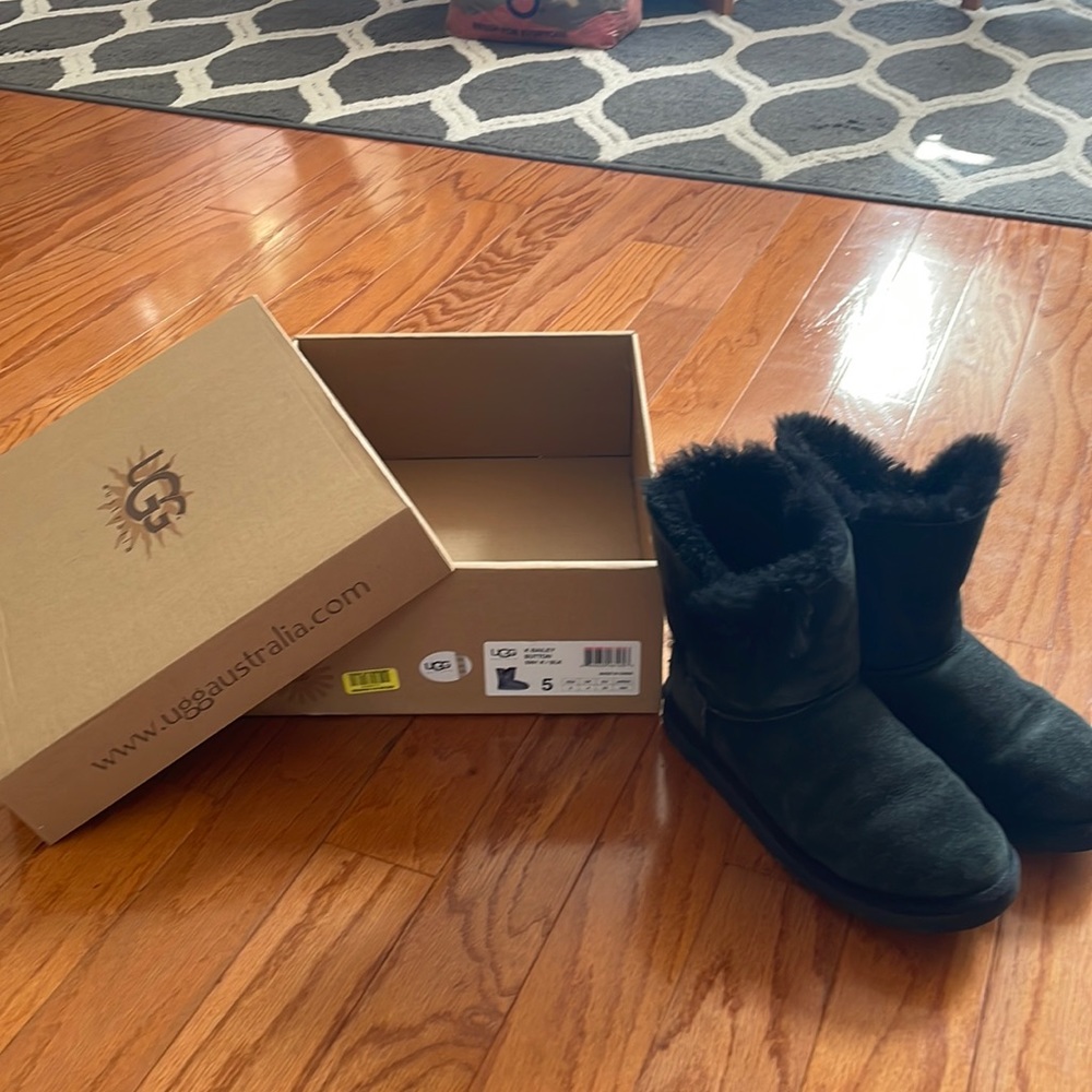 Size 5 Black UGG